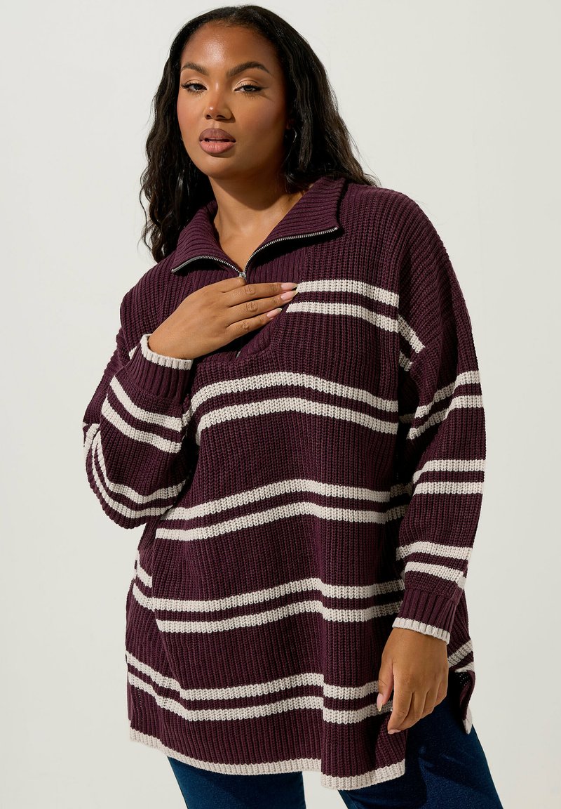 Bordeaux oversized tröja med zipkrage, som har breda krämfärgade ränder, ribbad textur och sidsprund för en avslappnad passform.