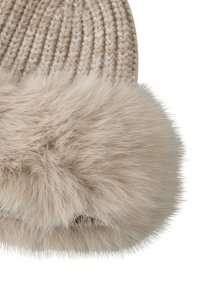 Pletená čepice ve světle béžové barvě s měkkým, nadýchaným hnědým umělým kožíškem jako ozdobou, s ribbed texturou a zaobleným tvarem.