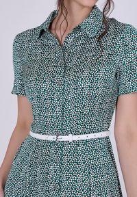 Smart and Joy FLORAL RÉTRO - Robe chemise - vert
