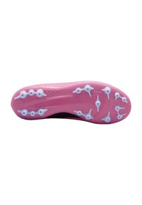 Suela de bota de fútbol rosa con tachuelas cónicas y en forma de cuchilla blancas dispuestas para una mejor tracción y rendimiento en el campo.