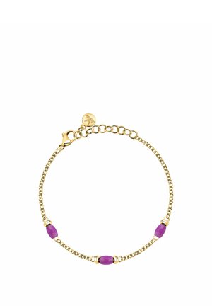 Bracciale in catena color oro con tre perle viola e piccoli dettagli dorati. Presenta un moschettone e un'etichetta decorativa.
