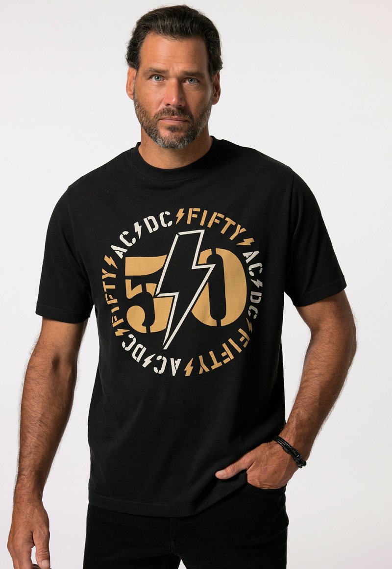Zwarte katoenen t-shirt met een grote gouden grafiek met "50" en bliksemschichtaccenten, ronde logo-tekst van "AC/DC" en "Fifty."