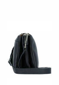 Borsa a tracolla in pelle nera con tracolla regolabile e chiusura in metallo argentato, mostrata di lato su sfondo bianco.