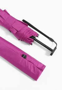 Ombrello compatto in tessuto rosa brillante con manico nero. Presenta un design pieghevole e si assicura con cinture in tessuto, include un'etichetta.