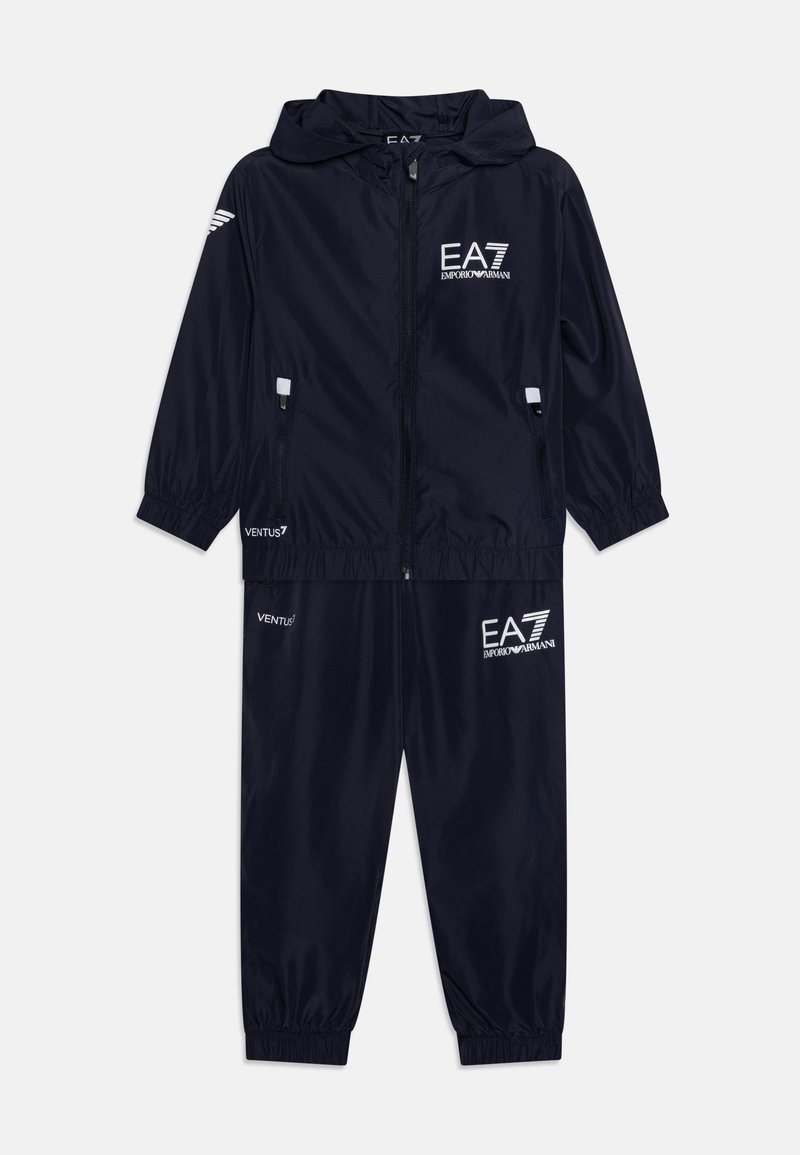 Survêtement de sport marine en matériau léger, comprenant une veste zippée avec capuche, des poignets élastiques et un pantalon avec taille élastique et accents de logo.