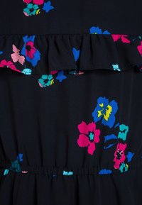 Tessuto nero con motivi floreali colorati in rosa, blu e verde acqua. Presenta dettagli arricciati e una vita elastica per una vestibilità comoda.