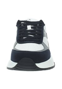 Scarpe da ginnastica navy e bianche con tomaia in pelle liscia e scamosciata, suola in gomma testurizzata e sistema di allacciatura classico.