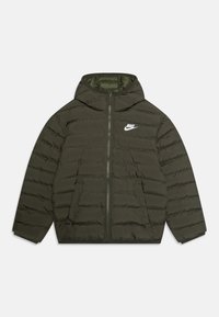 Olivgrüne Steppjacke mit Kapuze, Reißverschluss, Fronttaschen und einem weißen Nike-Logo auf der Brust, mit ge quiltetem Textur.