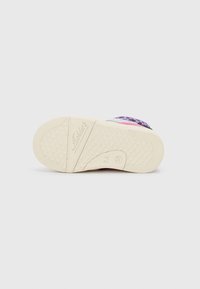 Schuhsohle mit strukturierten Oberfläche, cremefarben, mit dem eingeprägten Markennamen "Athletic's" und einem gemusterten Griff für besseren Halt.