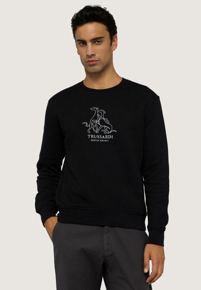 Svart sweatshirt i bomull med långa ärmar och rund halsringning, med en grafik av tre hundar och texten "TRUSSARDI GENTLE SOCIETY".