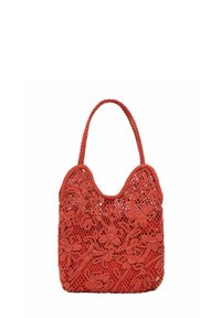 Rød macramé-tote taske med indviklede blomster-mønstre og et rundt håndtag, sat mod en hvid baggrund.