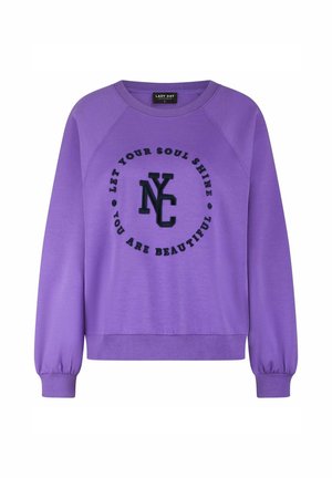Paarse sweater met een ronde halslijn, lange pofmouwen, elastische manchet en zwarte opdruk: "LAAT JE ZIEL STRALEN JE BENT MOOI."
