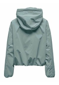 Veste de pluie bleu clair à capuche avec manches longues et poignets élastiques, présentée de dos sur un fond blanc.