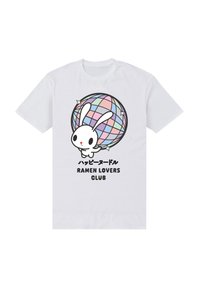 Bílý bavlněný tričko s obrázkem karikaturního králíka, který drží barevný glóbus, a s nápisem "Ramen Lovers Club" vytištěným tučným černým písmem pod ním.