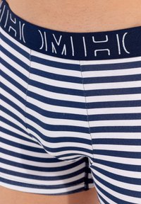 Herrstripiga boxershorts i marinblå och vit. Har en kontrastlogotyp på midjebandet och en åtsittande passform med mjukt bomullsmaterial.