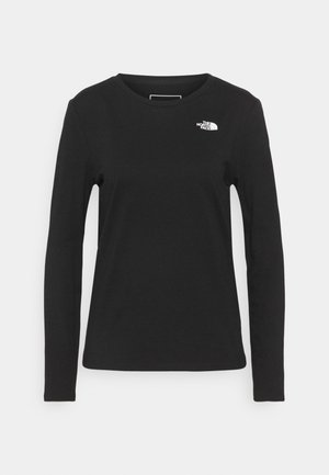 Czarna koszulka z długim rękawem i okrągłym dekoltem z małym białym logo The North Face po lewej stronie na piersi, przedstawiona na jednolitym jasnoszarym tle.