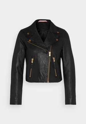 Črna usnjena krajša jakna z zareznim ovratnikom, zlatim okovjem, poševnim sprednjim zadrgo in dvema zadrgama. Gladka tekstura, prilegajoča se zasnova.