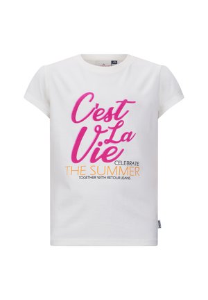 Witte katoenen t-shirt met korte mouwen, voorzien van vetgedrukte roze en oranje tekst: "C'est La Vie" en "Vier de Zomer" in verschillende lettertypes.