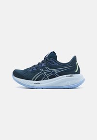Scarpa sportiva blu scuro con tomaia in rete, accenti riflettenti e suola ammortizzata dotata della tecnologia PureGEL e FFBlast+.