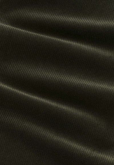 Tessuto verde oliva scuro con una superficie strutturata, caratterizzato da sottili motivi a coste che creano un effetto ondulato sul materiale.