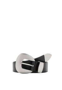 Cinturón de cuero negro con una gran hebilla metálica curvada y con un acabado pulido. El cinturón tiene una textura suave y un extremo acampanado.