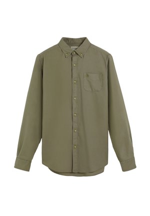 Camisa de manga larga verde oliva hecha de algodón, con cuello abotonado, bolsillo en el pecho y botones del mismo color. Textura suave.