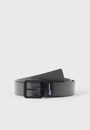 Cinto de imitação de pele cinza com acabamento mate, apresentando uma fivela retangular preta de metal e um rótulo com o logotipo da Karl Lagerfeld Jeans.