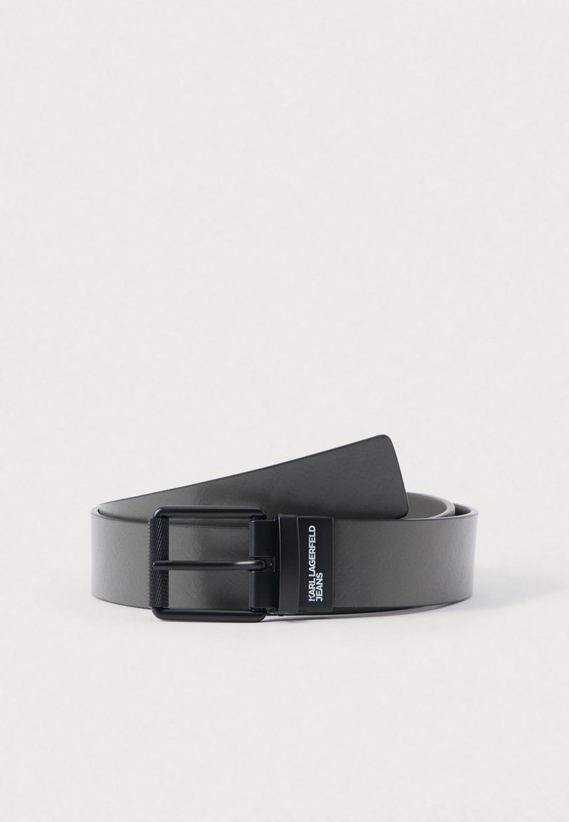 Cinto de imitação de pele cinza com acabamento mate, apresentando uma fivela retangular preta de metal e um rótulo com o logotipo da Karl Lagerfeld Jeans.