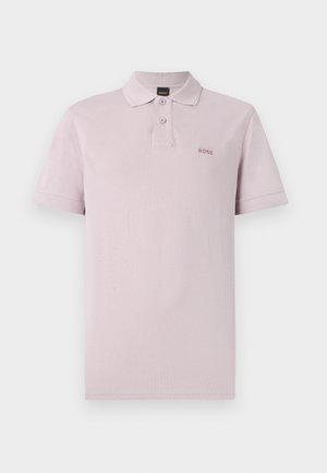 Polo met korte mouwen in lichtpaars, gemaakt van gestructureerde stof. Voorzien van een klassieke kraag, een knopenlijst met twee knopen en een subtiel logo op de borst.