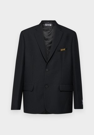 Blazer nero realizzato in tessuto strutturato, dotato di due bottoni, due tasche frontali e una toppa con logo sul lato sinistro del petto. Design con revers classico.
