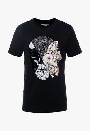 Camiseta de algodón negra con un diseño gráfico de una calavera y elementos florales en colores blancos y pasteles contrastantes. Estilo clásico de cuello redondo.