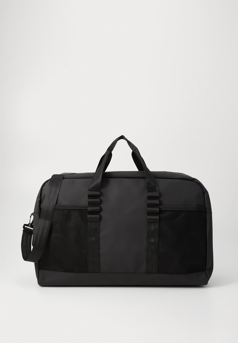 Svart duffelbag med en glatt tekstur, med mesh-sidopaneler, doble bærehåndtak og en justerbar skulderrem.