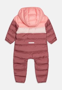 Gevoerde babysneeuwpak met aangehechte capuchon, lange mouwen en benen in tinten roze en mauve, vanuit de achterkant weergegeven.