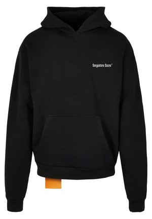 Svart hettegensar laget av myk stoff, med en frontlomme, en hette med snøring, og en liten hvit trykt logo på brystet.