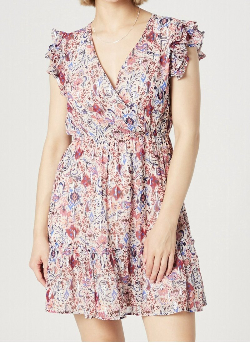 Kwiatowa sukienka z dekoltem w kształcie litery V, krótkimi falbaniastymi rękawami, elastyczną talią i rozkloszowanym dołem. Posiada różowe, niebieskie i kremowe wzory w całej powierzchni.