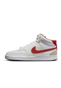 Sneaker alta in pelle bianca con swoosh rosso, dettagli testurizzati, punta perforata e suola in gomma bianca. Presenta dettagli arancioni e azzurri chiari.