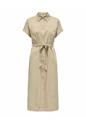 Robe chemise beige à manches courtes avec col, boutons cachés par une patte de boutonnage, ceinture nouée à la taille, longueur genou.