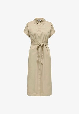Robe chemise beige à manches courtes avec col, boutons cachés par une patte de boutonnage, ceinture nouée à la taille, longueur genou.