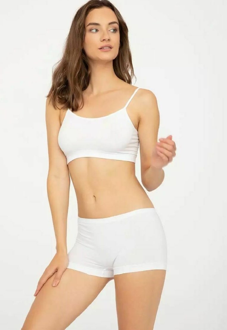 Biały bawełniany stanik braletka i pasujące majtki typu boyshort. Prosty design z cienkimi ramiączkami, miękka tekstura i bezszwowe wykończenie.