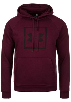 Vinrød hættetrøje med forreste kængurulomme, snøresnørrehætte og et sort Under Armour-logo inde i en firkant på brystet.