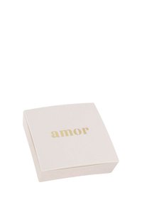 Weißer quadratischer Geschenkkarton mit goldener Schrift "amor" in der Mitte des Deckels, fotografiert vor einem weißen Hintergrund.