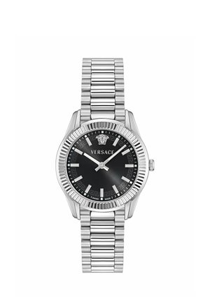 Montre-bracelet en métal argenté avec cadran rond noir, index argentés, logo Versace à 12 heures et bracelet flexible à maillons.