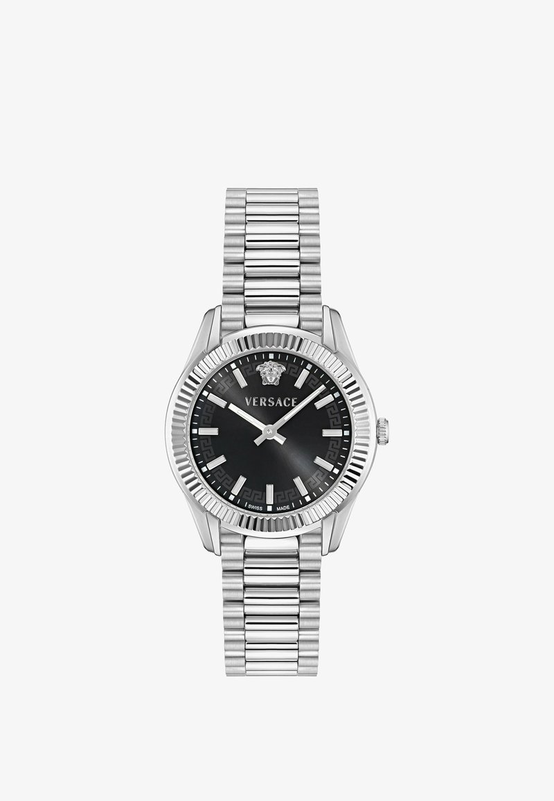 Montre-bracelet en métal argenté avec cadran rond noir, index argentés, logo Versace à 12 heures et bracelet flexible à maillons.
