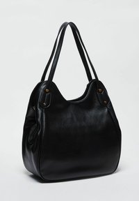 Sac à épaule en cuir noir avec une texture lisse, une forme arrondie et deux longues poignées. Il présente des accents en métal doré.