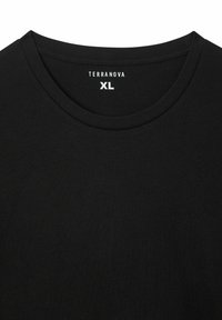 Czarna koszulka z okrągłym dekoltem, o gładkiej fakturze. Metka marki "Terranova" oraz rozmiar "XL" wydrukowane na białym kolorze na kołnierzyku.