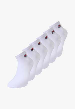 Weiße Fußsocken aus Baumwollmischung, mit einem kleinen rot-schwarzen Logo am Bund, in einer Reihe von sechs Paaren präsentiert.