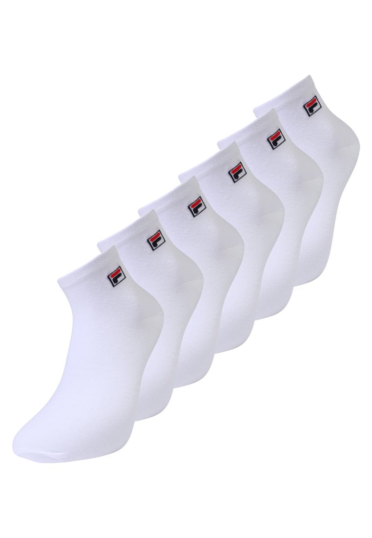 Chaussettes blanches pour la cheville en mélange de coton, présentant un petit logo rouge et noir sur le revers, exposées en rangée de six paires.