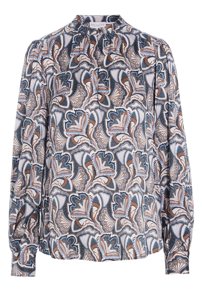 Blouse à manches longues en tissu léger présentant un motif de feuilles abstrait multicolore en bleu, marron et blanc, avec un col montant.