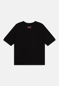 Camiseta de algodón negra con mangas cortas. Presenta un pequeño logo rosa de EA7 en la parte superior de la espalda. Diseño simple y relajado con cuello redondo.