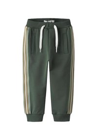 Pantalons de survêtement verts en tissu doux, dotés de cordons blancs, de deux poches latérales et de bandes crémeuses et beiges contrastantes sur les côtés.
